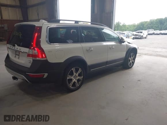✅ 2015 Volvo XC70 T6 • VIN: YV4902NK6F1224189 • Lot: 42706576. Listed on IAAI with 125,329 mi. Free auction sales archive from the USA and detailed vehicle history report at DreamBid. Image 4.