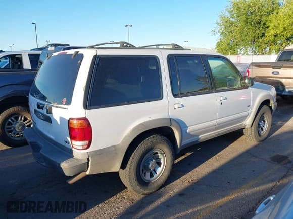 ✅ 2001 Ford Explorer • VIN: 1FMDU72E81ZA46367 • Lot: 43023599. Listed on IAAI with 181,143 mi. Free auction sales archive from the USA and detailed vehicle history report at DreamBid. Image 4.