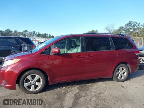 ✅ 2011 Toyota Sienna LE • VIN: 5TDKK3DCXBS013847 • Lot: 43835303. Listed on IAAI with 153,039 mi. Free auction sales archive from the USA and detailed vehicle history report at DreamBid. Image 14.