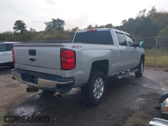 ✅ 2015 Chevrolet Silverado 2500HD LT • VIN: 1GC1KVEG2FF617973 • Лот: 43701265. Опубликован ранее на IAAI с пробегом 241 513 миль. Бесплатный доступ к архиву аукционных продаж из США и подробный отчёт об истории автомобиля на DreamBid. Изображение 4.