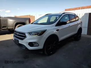 ✅ 2017 Ford Escape SE • VIN: 1FMCU9G96HUA94752 • Lot: 84301285. Wystawiony na Copart z przebiegiem 95 677 mil. Bezpłatny archiwum sprzedaży aukcyjnych z USA i szczegółowy raport historii pojazdu na DreamBid. Zdjęcie 1.
