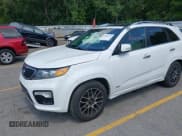 ✅ 2013 Kia Sorento SX • VIN: 5XYKWDA23DG364881 • Lot: 42901571. Wystawiony na IAAI z przebiegiem 171 249 mil. Bezpłatny archiwum sprzedaży aukcyjnych z USA i szczegółowy raport historii pojazdu na DreamBid. Zdjęcie 2.