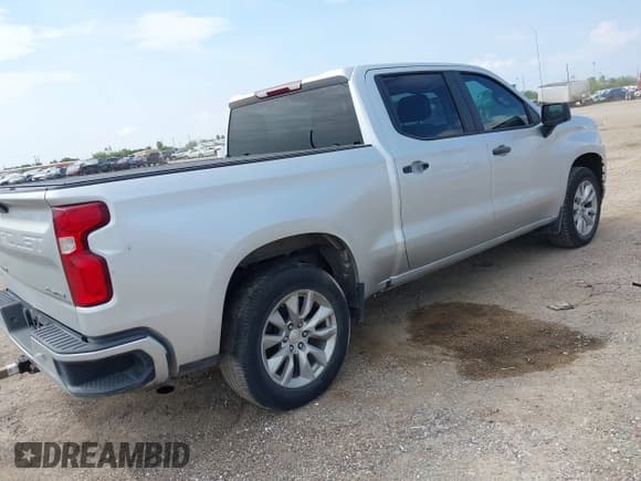 ✅ 2022 Chevrolet Silverado 1500 Custom • VIN: 3GCPWBEK0NG184586 • Lot: 43335293. Wystawiony na IAAI z przebiegiem 111 711 mil. Bezpłatny archiwum sprzedaży aukcyjnych z USA i szczegółowy raport historii pojazdu na DreamBid. Zdjęcie 4.