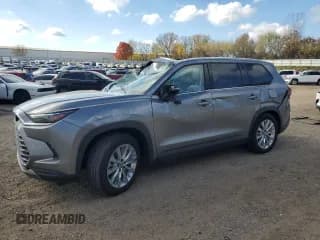✅ 2025 Toyota Highlander Platinum • VIN: 5TDAAAB50SS097488 • Лот: 90560745. Опубликован ранее на Copart с пробегом 6 682 миль. Бесплатный доступ к архиву аукционных продаж из США и подробный отчёт об истории автомобиля на DreamBid. Изображение 1.