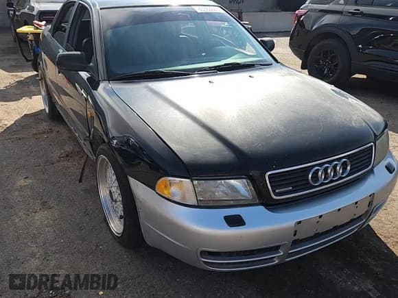 ✅ 1998 Audi A4 • VIN: WAUCB28D3WA090223 • Lot: 85363505. Wystawiony na Copart z przebiegiem 191 636 mil. Bezpłatny archiwum sprzedaży aukcyjnych z USA i szczegółowy raport historii pojazdu na DreamBid. Zdjęcie 13.