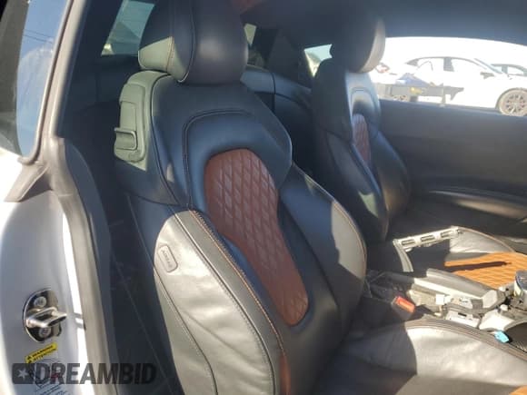 ✅ 2012 Audi R8 V10 • VIN: WUAENAFG0CN000740 • Lot: 47002395. Wystawiony na Copart z przebiegiem 60 873 mil. Bezpłatny archiwum sprzedaży aukcyjnych z USA i szczegółowy raport historii pojazdu na DreamBid. Zdjęcie 10.