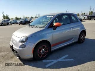 ✅ 2015 FIAT 500e • VIN: 3C3CFFGE4FT598237 • Lot: 70418744. Wystawiony na Copart z przebiegiem 63 017 mil. Bezpłatny archiwum sprzedaży aukcyjnych z USA i szczegółowy raport historii pojazdu na DreamBid. Zdjęcie 1.