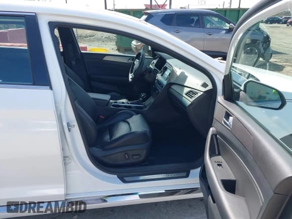 ✅ 2015 Hyundai Sonata Sport • VIN: 5NPE34AB4FH116995 • Lot: 41876442. Wystawiony na IAAI z przebiegiem 54 665 mil. Bezpłatny archiwum sprzedaży aukcyjnych z USA i szczegółowy raport historii pojazdu na DreamBid. Zdjęcie 5.