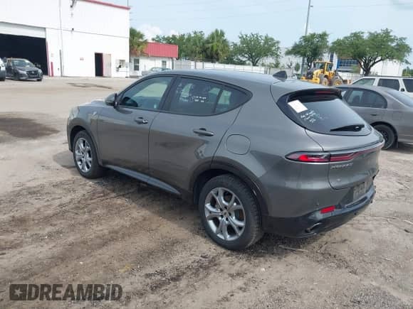 2024 Dodge Hornet R/T z VIN ZACPDFCW2R3A30878, wystawiony jako IAAI lot #42384839 z przebiegiem 16 174 mil mil oraz . Historia ofert i sprzedaży dostępna na DreamBid. Obrazek 3.