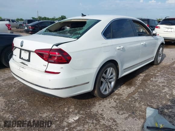 ✅ 2017 Volkswagen Passat SEL Premium • VIN: 1VWCT7A33HC079645 • Лот: 42510924. Опубликован ранее на IAAI с пробегом 152 663 миль. Бесплатный доступ к архиву аукционных продаж из США и подробный отчёт об истории автомобиля на DreamBid. Изображение 4.