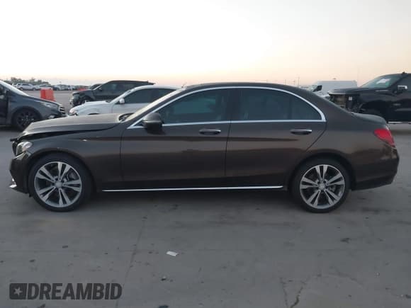 ✅ 2016 Mercedes-Benz C 300 Luxury • VIN: 55SWF4JB0GU167050 • Лот: 43464889. Опубликован ранее на IAAI с пробегом 87 949 миль. Бесплатный доступ к архиву аукционных продаж из США и подробный отчёт об истории автомобиля на DreamBid. Изображение 14.