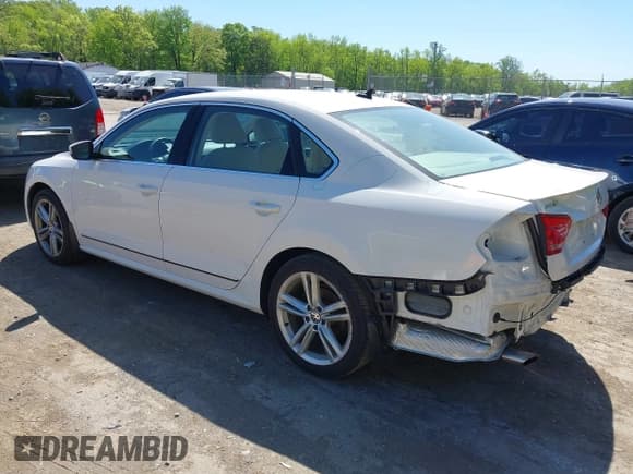 ✅ 2015 Volkswagen Passat SEL Premium • VIN: 1VWCT7A31FC072643 • Лот: 42104061. Опубликован ранее на IAAI с пробегом 117 277 миль. Бесплатный доступ к архиву аукционных продаж из США и подробный отчёт об истории автомобиля на DreamBid. Изображение 3.