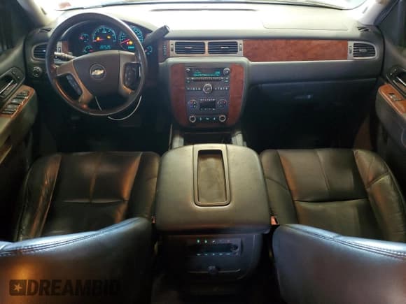 ✅ 2014 Chevrolet Suburban LT • VIN: 1GNSKJE77ER120211 • Lot: 62469424. Wystawiony na Copart z przebiegiem 213 282 mil. Bezpłatny archiwum sprzedaży aukcyjnych z USA i szczegółowy raport historii pojazdu na DreamBid. Zdjęcie 8.