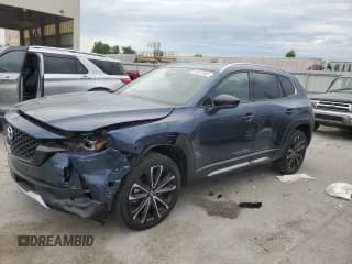 ✅ 2025 Mazda CX-50 Premium Plus • VIN: 7MMVABEY6SN358299 • Лот: 61337555. Опубликован ранее на Copart с пробегом 165 миль. Бесплатный доступ к архиву аукционных продаж из США и подробный отчёт об истории автомобиля на DreamBid. Изображение 1.