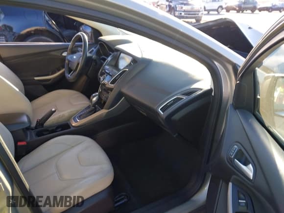 ✅ 2015 Ford Focus Titanium • VIN: 1FADP3J23FL304788 • Lot: 43670437. Wystawiony na IAAI z przebiegiem 155 474 mil. Bezpłatny archiwum sprzedaży aukcyjnych z USA i szczegółowy raport historii pojazdu na DreamBid. Zdjęcie 5.