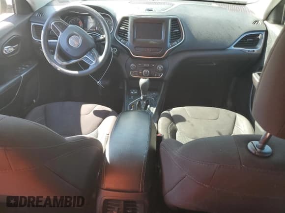 ✅ 2019 Jeep Cherokee Latitude • VIN: 1C4PJMCXXKD360013 • Lot: 86809815. Wystawiony na Copart z przebiegiem 111 518 mil. Bezpłatny archiwum sprzedaży aukcyjnych z USA i szczegółowy raport historii pojazdu na DreamBid. Zdjęcie 8.