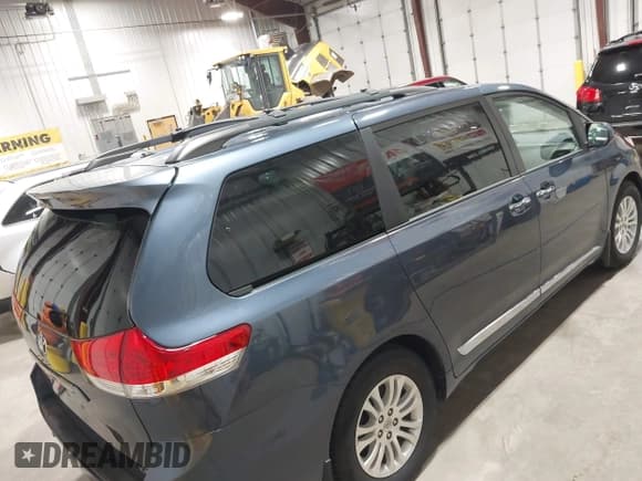 ✅ 2014 Toyota Sienna XLE • VIN: 5TDYK3DCXES516227 • Lot: 42676534. Listed on IAAI with 76,522 mi. Free auction sales archive from the USA and detailed vehicle history report at DreamBid. Image 4.