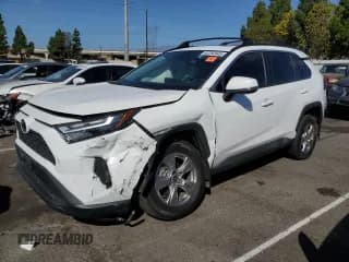✅ 2022 Toyota RAV4 XLE • VIN: 2T3W1RFV2NW229099 • Lot: 82252645. Wystawiony na Copart z przebiegiem 16 657 mil. Bezpłatny archiwum sprzedaży aukcyjnych z USA i szczegółowy raport historii pojazdu na DreamBid. Zdjęcie 1.