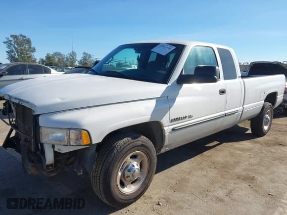 ✅ 2002 Dodge 2500 • VIN: 3B7KC23Z42M236527 • Lot: 43831599. Wystawiony na IAAI z przebiegiem 153 971 mil. Bezpłatny archiwum sprzedaży aukcyjnych z USA i szczegółowy raport historii pojazdu na DreamBid. Zdjęcie 2.