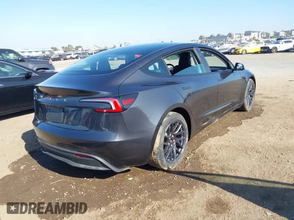 ✅ 2024 Tesla Model 3 • VIN: 5YJ3E1EAXRF724234 • Lot: 41968723. Wystawiony na IAAI z przebiegiem 6 775 mil. Bezpłatny archiwum sprzedaży aukcyjnych z USA i szczegółowy raport historii pojazdu na DreamBid. Zdjęcie 4.