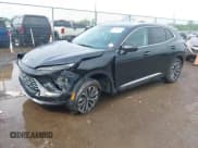 ✅ 2024 Buick Envision Preferred • VIN: LRBFZME49RD023302 • Lot: 42366653. Wystawiony na IAAI z przebiegiem 5 044 mil. Bezpłatny archiwum sprzedaży aukcyjnych z USA i szczegółowy raport historii pojazdu na DreamBid. Zdjęcie 2.