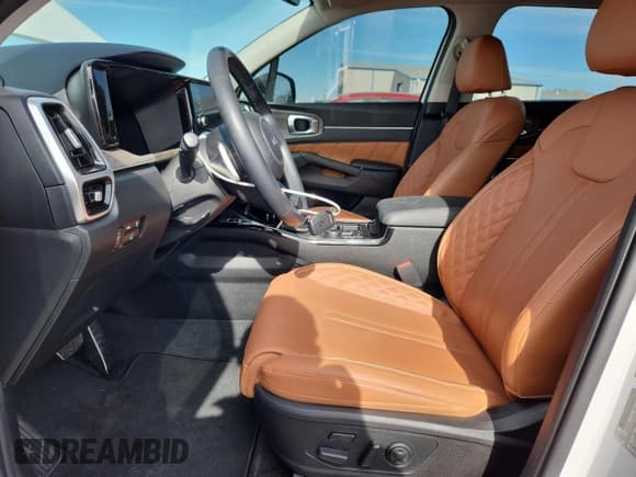 ✅ 2022 Kia Sorento SX • VIN: 5XYRKDLF9NG123287 • Lot: 93021935. Wystawiony na Copart z przebiegiem 31 387 mil. Bezpłatny archiwum sprzedaży aukcyjnych z USA i szczegółowy raport historii pojazdu na DreamBid. Zdjęcie 7.