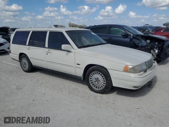✅ 1998 Volvo V90 • VIN: YV1KW9602W1045893 • Lot: 77673814. Wystawiony na Copart z przebiegiem 199 932 mil. Bezpłatny archiwum sprzedaży aukcyjnych z USA i szczegółowy raport historii pojazdu na DreamBid. Zdjęcie 4.
