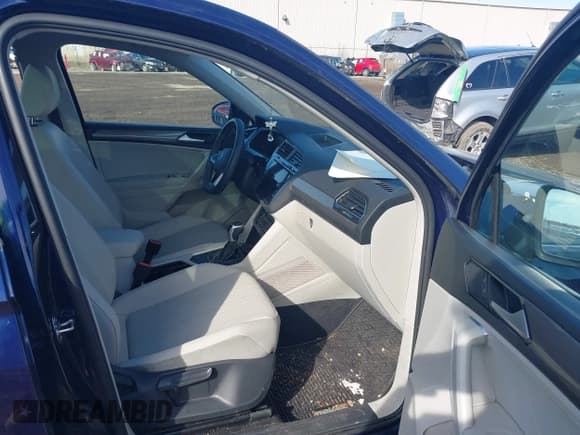 ✅ 2023 Volkswagen Tiguan SE • VIN: 3VVNB7AX3PM040666 • Lot: 41771816. Listed on IAAI with 28,832 mi. Free auction sales archive from the USA and detailed vehicle history report at DreamBid. Image 5.