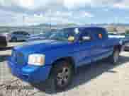 2007 Dodge Dakota SLT z VIN 1D7HW48N07S145519, wystawiony jako Copart lot #56992145 z przebiegiem Nie podano mil oraz Szkoda całkowita • Salvage title. Historia ofert i sprzedaży dostępna na DreamBid. Obrazek 1.