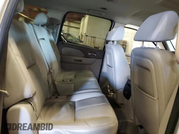 ✅ 2009 Chevrolet Suburban 2LT • VIN: 1GNFK26309R168674 • Lot: 85920645. Wystawiony na Copart z przebiegiem 171 440 mil. Bezpłatny archiwum sprzedaży aukcyjnych z USA i szczegółowy raport historii pojazdu na DreamBid. Zdjęcie 11.