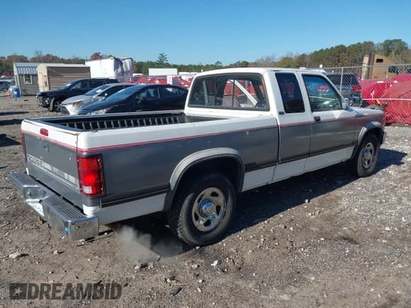 ✅ 1995 Dodge Dakota • VIN: 1B7GL23Y3SS323789 • Lot: 43692175. Wystawiony na IAAI z przebiegiem 170 000 mil. Bezpłatny archiwum sprzedaży aukcyjnych z USA i szczegółowy raport historii pojazdu na DreamBid. Zdjęcie 4.
