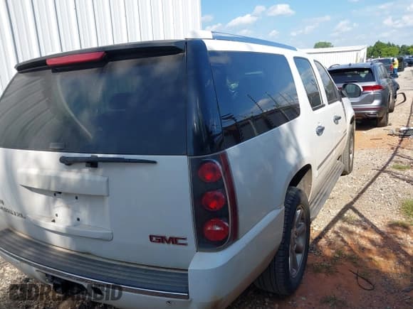 ✅ 2009 GMC Yukon XL • VIN: 1GKFK06279R256825 • Lot: 43021690. Wystawiony na IAAI z przebiegiem 292 051 mil. Bezpłatny archiwum sprzedaży aukcyjnych z USA i szczegółowy raport historii pojazdu na DreamBid. Zdjęcie 4.