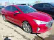 2019 Hyundai Elantra SEL z VIN KMHD84LF9KU782677, wystawiony jako IAAI lot #43588740 z przebiegiem 129 833 mil mil oraz . Historia ofert i sprzedaży dostępna na DreamBid. Obrazek 1.