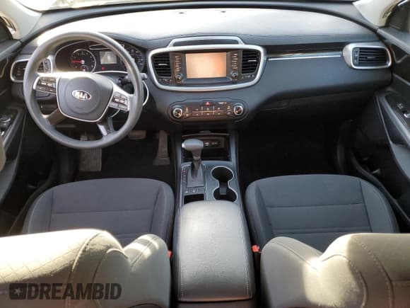 ✅ 2020 Kia Sorento LX • VIN: 5XYPGDA54LG668488 • Lot: 81959405. Wystawiony na Copart z przebiegiem 109 030 mil. Bezpłatny archiwum sprzedaży aukcyjnych z USA i szczegółowy raport historii pojazdu na DreamBid. Zdjęcie 8.