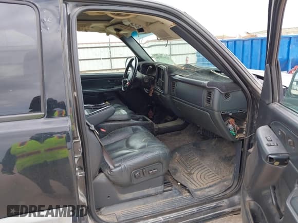 ✅ 2002 Chevrolet Avalanche • VIN: 3GNEC13T02G290996 • Lot: 42618536. Listed on IAAI with 302,221 mi. Free auction sales archive from the USA and detailed vehicle history report at DreamBid. Image 5.