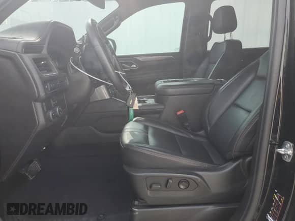 ✅ 2021 Chevrolet Suburban RST • VIN: 1GNSCEKD4MR402125 • Lot: 64978234. Wystawiony na Copart z przebiegiem 44 080 mil. Bezpłatny archiwum sprzedaży aukcyjnych z USA i szczegółowy raport historii pojazdu na DreamBid. Zdjęcie 7.