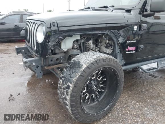 ✅ 2018 Jeep Wrangler Unlimited Sahara • VIN: 1C4HJXEN0JW320639 • Lot: 42646123. Wystawiony na IAAI z przebiegiem 122 182 mil. Bezpłatny archiwum sprzedaży aukcyjnych z USA i szczegółowy raport historii pojazdu na DreamBid. Zdjęcie 6.