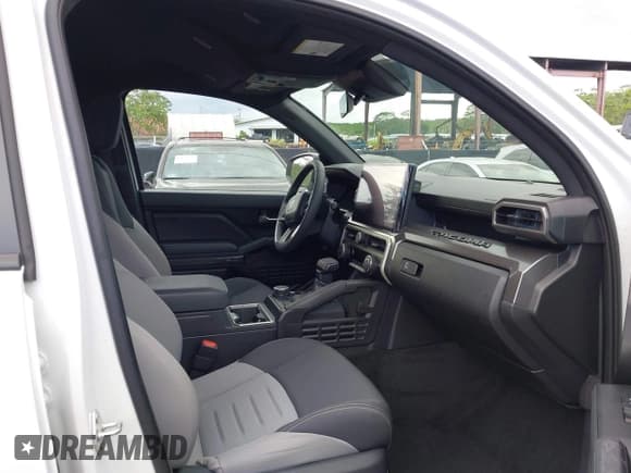 ✅ 2024 Toyota Tacoma SR5 • VIN: 3TYLB5JN0RT011867 • Lot: 43376269. Wystawiony na IAAI z przebiegiem 11 323 mil. Bezpłatny archiwum sprzedaży aukcyjnych z USA i szczegółowy raport historii pojazdu na DreamBid. Zdjęcie 5.