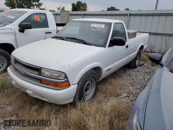 ✅ 2000 Chevrolet S-10 LS • VIN: 1GCCS14W6YK218696 • Лот: 67710344. Опубликован ранее на Copart с пробегом 106 603 миль. Бесплатный доступ к архиву аукционных продаж из США и подробный отчёт об истории автомобиля на DreamBid. Изображение 1.