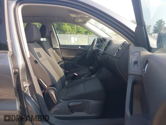 ✅ 2012 Volkswagen Tiguan SE • VIN: WVGBV7AXXCW001216 • Lot: 42585619. Listed on IAAI with 160,747 mi. Free auction sales archive from the USA and detailed vehicle history report at DreamBid. Image 5.