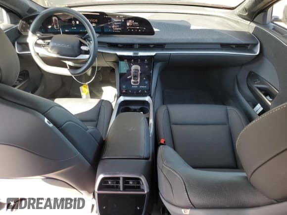 ✅ 2024 Lucid Air Pure • VIN: 50EA1PGA8RA001327 • Lot: 74682774. Wystawiony na Copart z przebiegiem 3 284 mil. Bezpłatny archiwum sprzedaży aukcyjnych z USA i szczegółowy raport historii pojazdu na DreamBid. Zdjęcie 8.