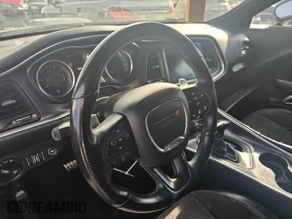 ✅ 2017 Dodge Challenger T/A 392 • VIN: 2C3CDZFJ7HH601309 • Lot: 82846314. Wystawiony na Copart z przebiegiem 97 974 mil. Bezpłatny archiwum sprzedaży aukcyjnych z USA i szczegółowy raport historii pojazdu na DreamBid. Zdjęcie 9.