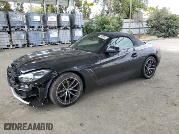 ✅ 2022 BMW Z4 sDrive30i • VIN: WBAHF3C08NWX72648 • Лот: 52153454. Опубликован ранее на Copart с пробегом 27 084 миль. Бесплатный доступ к архиву аукционных продаж из США и подробный отчёт об истории автомобиля на DreamBid. Изображение 1.