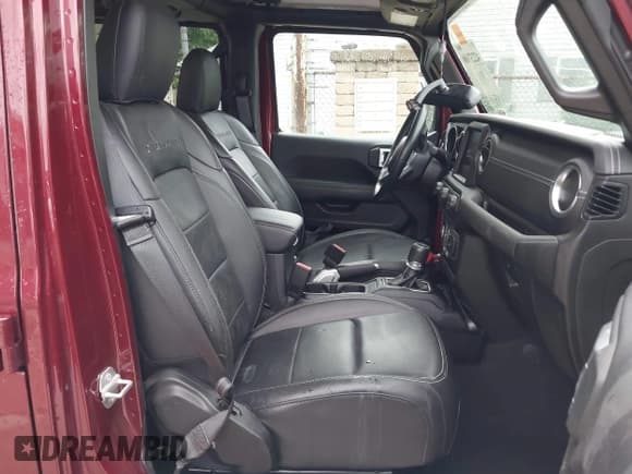 ✅ 2021 Jeep Gladiator Overland • VIN: 1C6HJTFGXML555622 • Lot: 42237686. Wystawiony na IAAI z przebiegiem 62 358 mil. Bezpłatny archiwum sprzedaży aukcyjnych z USA i szczegółowy raport historii pojazdu na DreamBid. Zdjęcie 5.