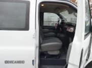 ✅ 2023 Chevrolet Express Cargo • VIN: 1GCWGAFP5P1230752 • Lot: 43732338. Wystawiony na IAAI z przebiegiem 42 696 mil. Bezpłatny archiwum sprzedaży aukcyjnych z USA i szczegółowy raport historii pojazdu na DreamBid. Zdjęcie 5.