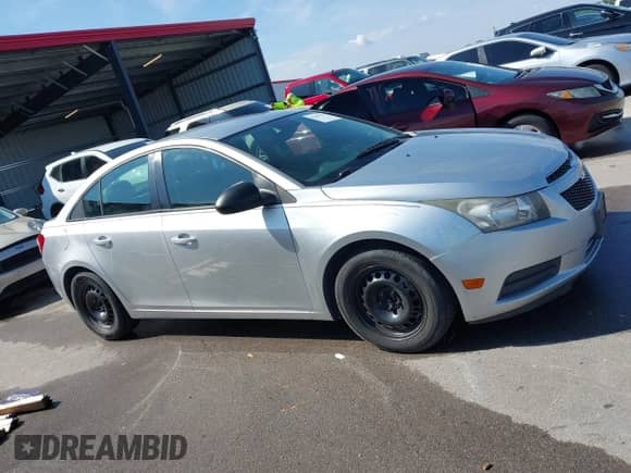 2013 Chevrolet Cruze LS z VIN 1G1PA5SH5D7145164, wystawiony jako IAAI lot #43294377 z przebiegiem 191 872 mil mil oraz . Historia ofert i sprzedaży dostępna na DreamBid. Obrazek 13.