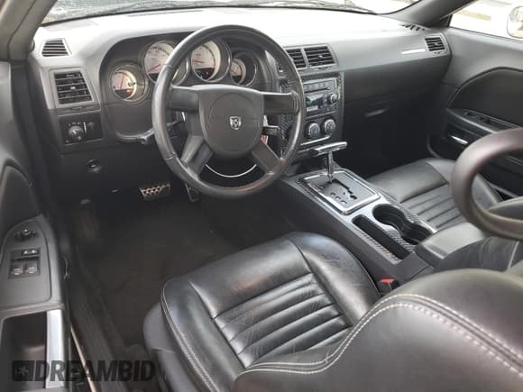 ✅ 2010 Dodge Challenger SE • VIN: 2B3CJ4DV1AH109718 • Lot: 81935284. Wystawiony na Copart z przebiegiem 132 476 mil. Bezpłatny archiwum sprzedaży aukcyjnych z USA i szczegółowy raport historii pojazdu na DreamBid. Zdjęcie 8.