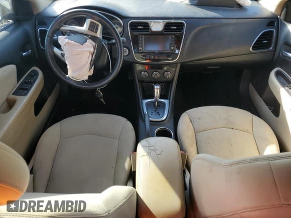 ✅ 2013 Chrysler 200 Touring • VIN: 1C3CCBBB9DN538823 • Lot: 81864185. Wystawiony na Copart z przebiegiem 151 183 mil. Bezpłatny archiwum sprzedaży aukcyjnych z USA i szczegółowy raport historii pojazdu na DreamBid. Zdjęcie 8.