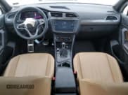 ✅ 2023 Volkswagen Tiguan SE R-Line Black • VIN: 3VVCB7AX9PM111182 • Lot: 85003455. Wystawiony na Copart z przebiegiem 41 036 mil. Bezpłatny archiwum sprzedaży aukcyjnych z USA i szczegółowy raport historii pojazdu na DreamBid. Zdjęcie 8.