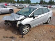 ✅ 2015 Ford Fiesta SE • VIN: 3FADP4BJ2FM189661 • Lot: 43244751. Wystawiony na IAAI z przebiegiem 82 772 mil. Bezpłatny archiwum sprzedaży aukcyjnych z USA i szczegółowy raport historii pojazdu na DreamBid. Zdjęcie 2.